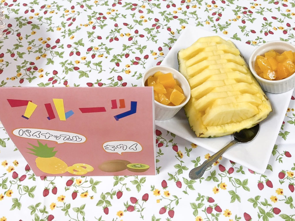 5月のおやつバイキングの様子_パイナップルの飾り切り