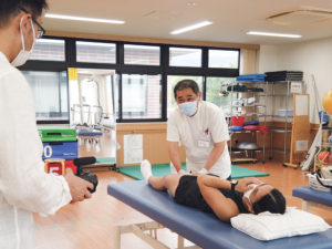 女子ホッケー日本代表の河村元美選手がリハビリに取り組む様子として、理学療法士の上池が取材に協力しました。