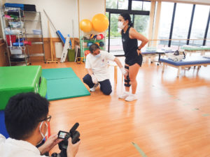 女子ホッケー日本代表の河村元美選手がリハビリに取り組む様子として、理学療法士の上池が取材に協力しました。